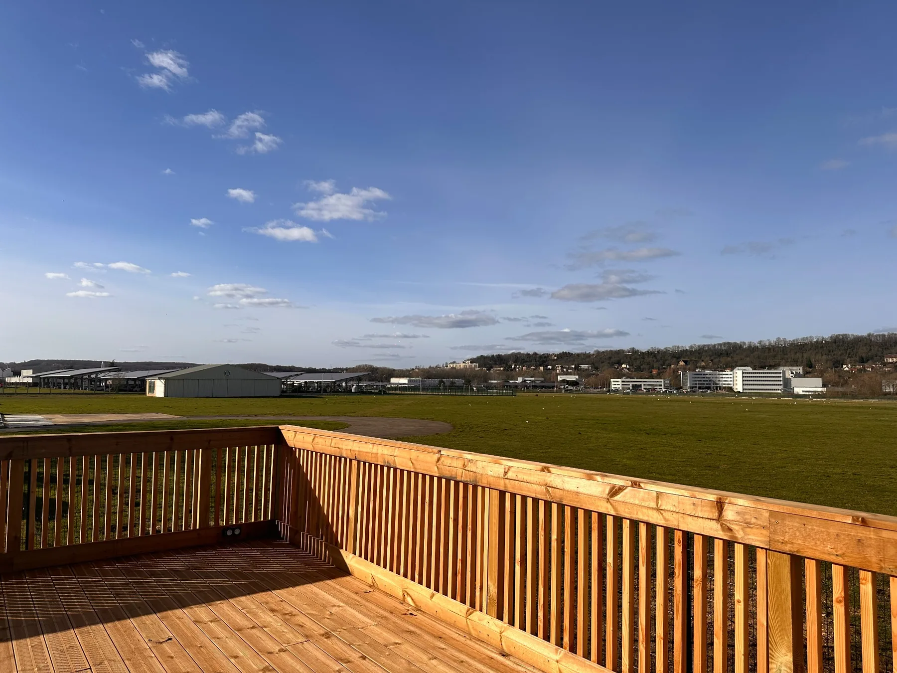 Garde-corps de la terrasse avec vue sur l'aérodrome