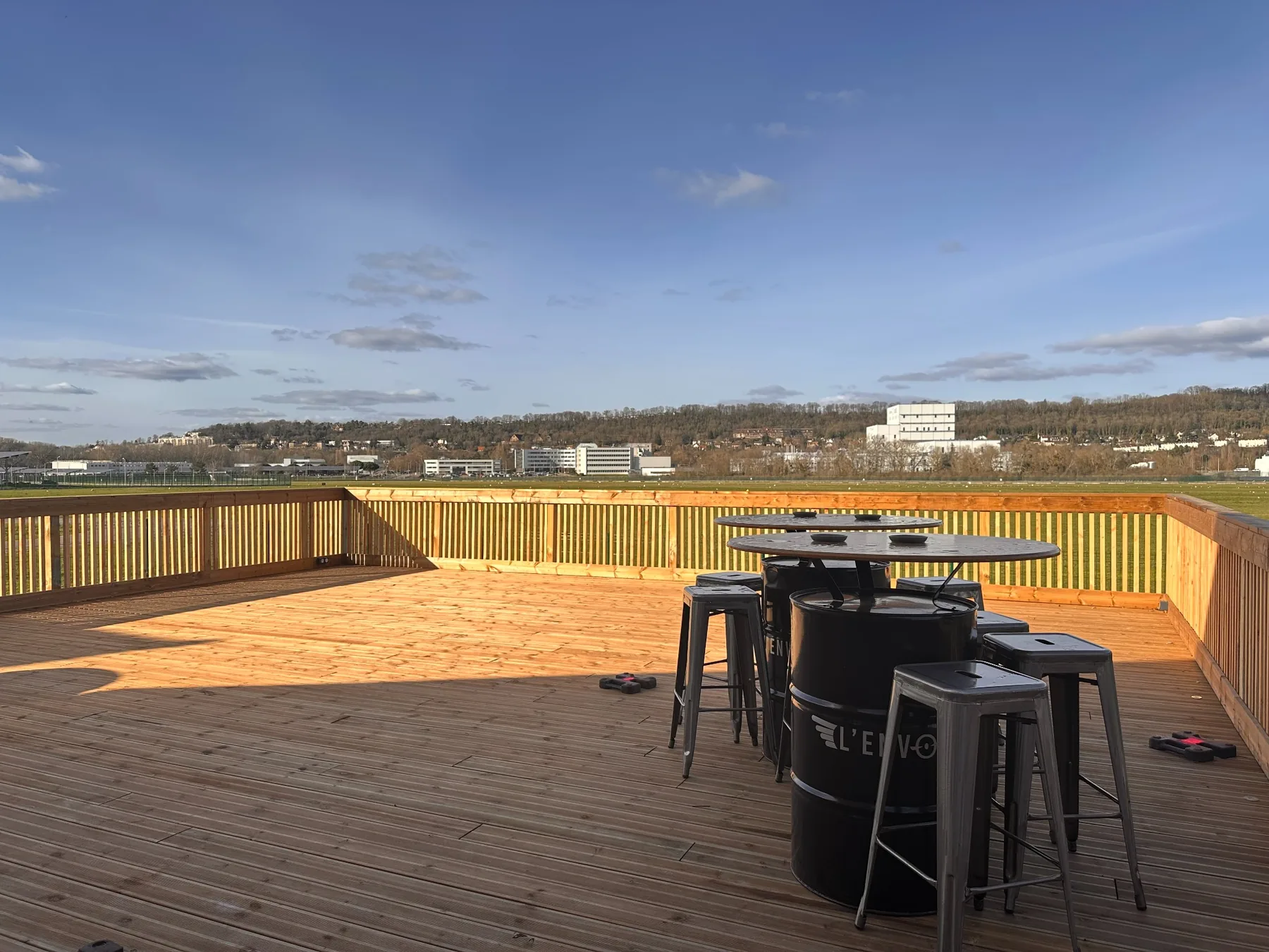 Terrasse avec mange-debout face aux pistes