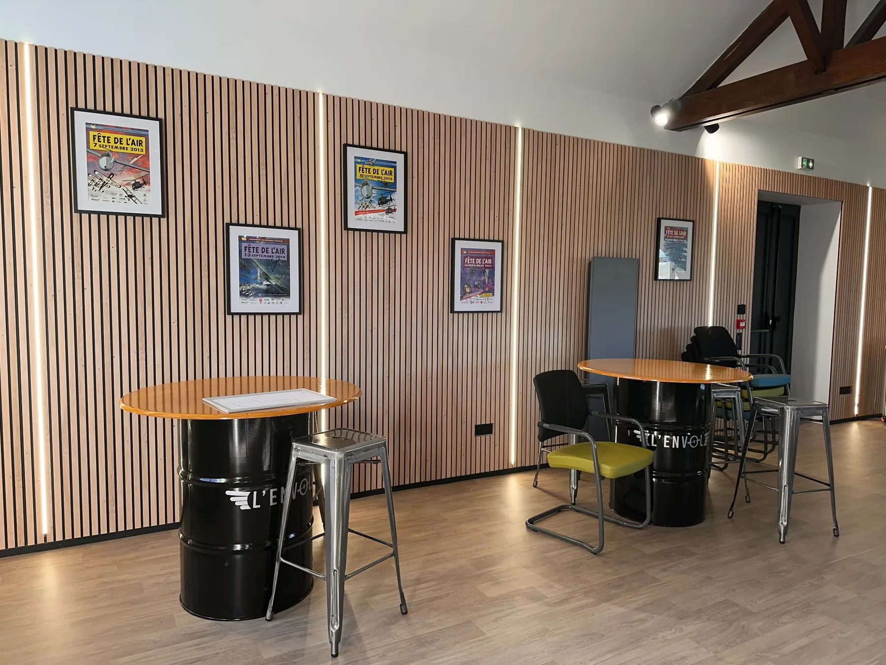 Espace cocktail avec affiches aéronautiques