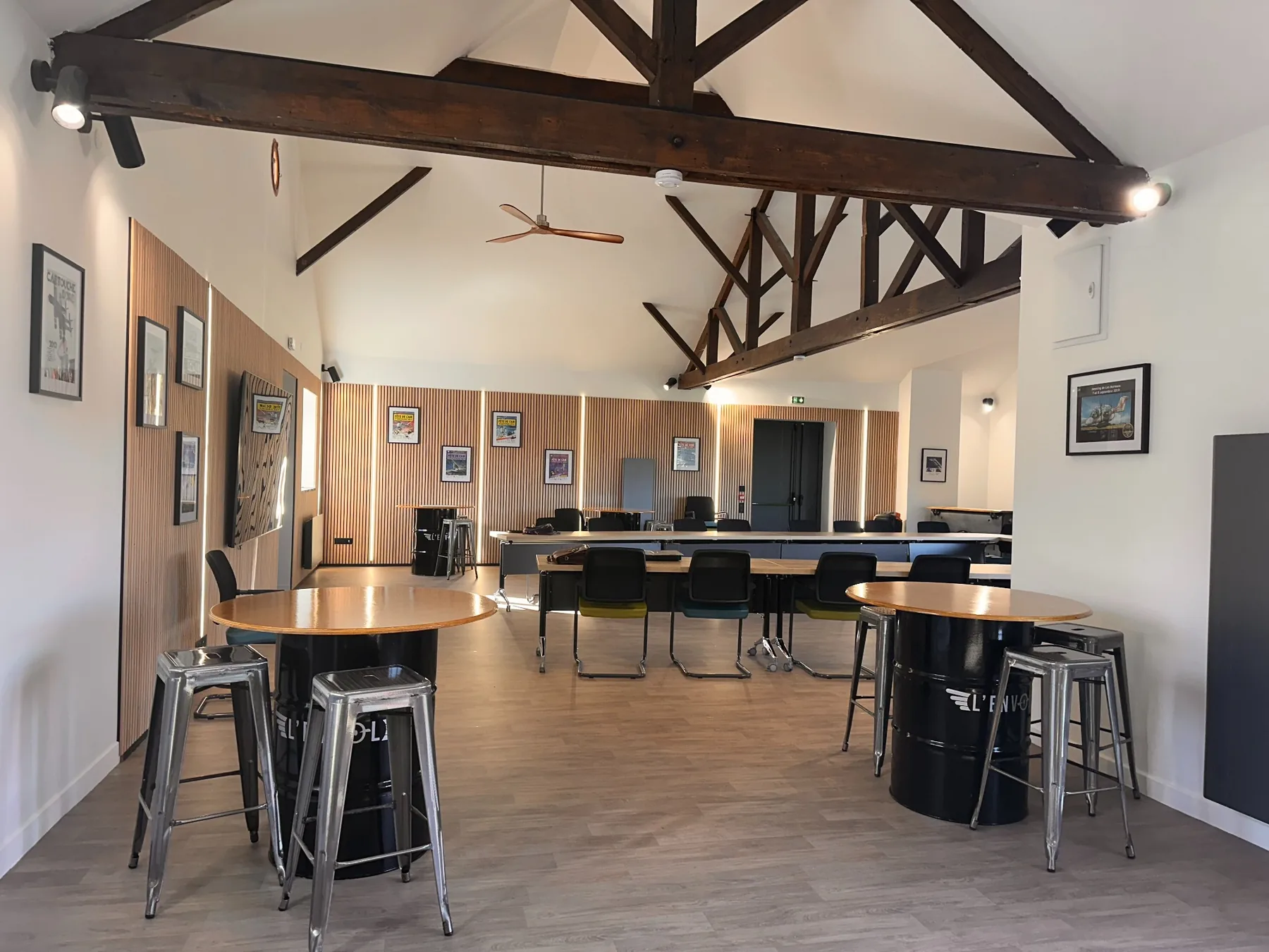 Salle cocktail avec tables hautes