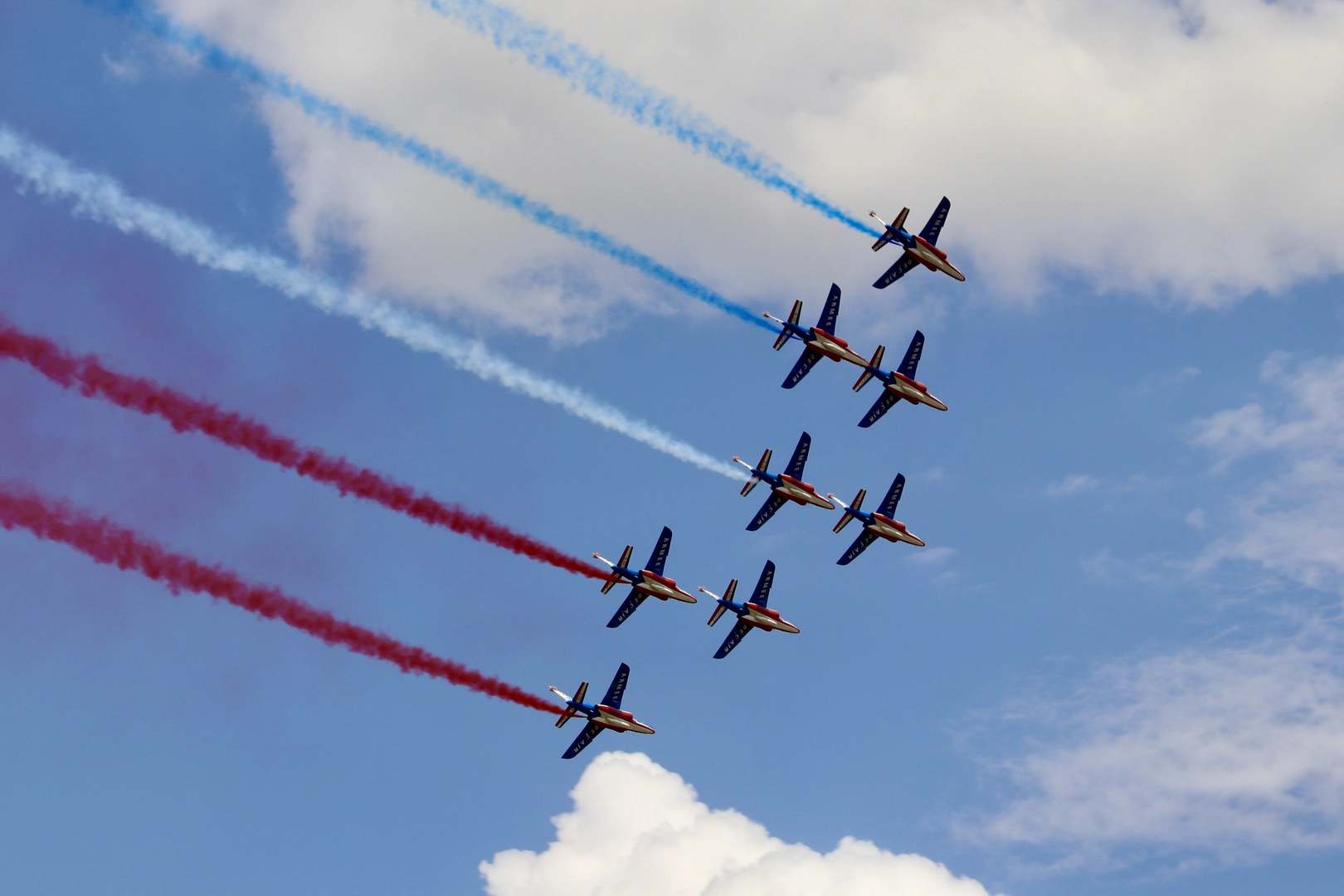 Patrouille aérienne avec fumigènes bleu blanc rouge