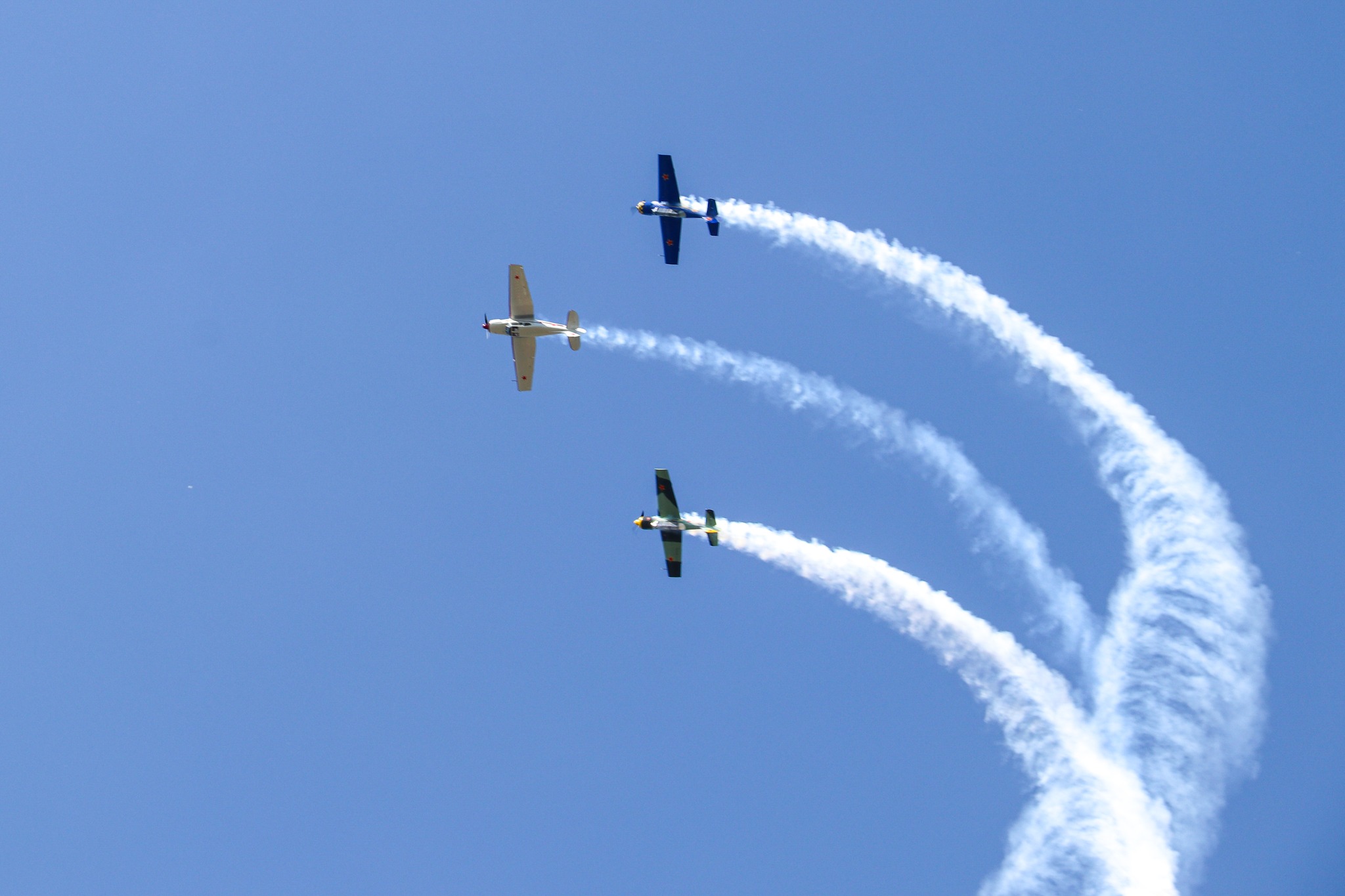 Avions de voltige avec fumigènes blancs