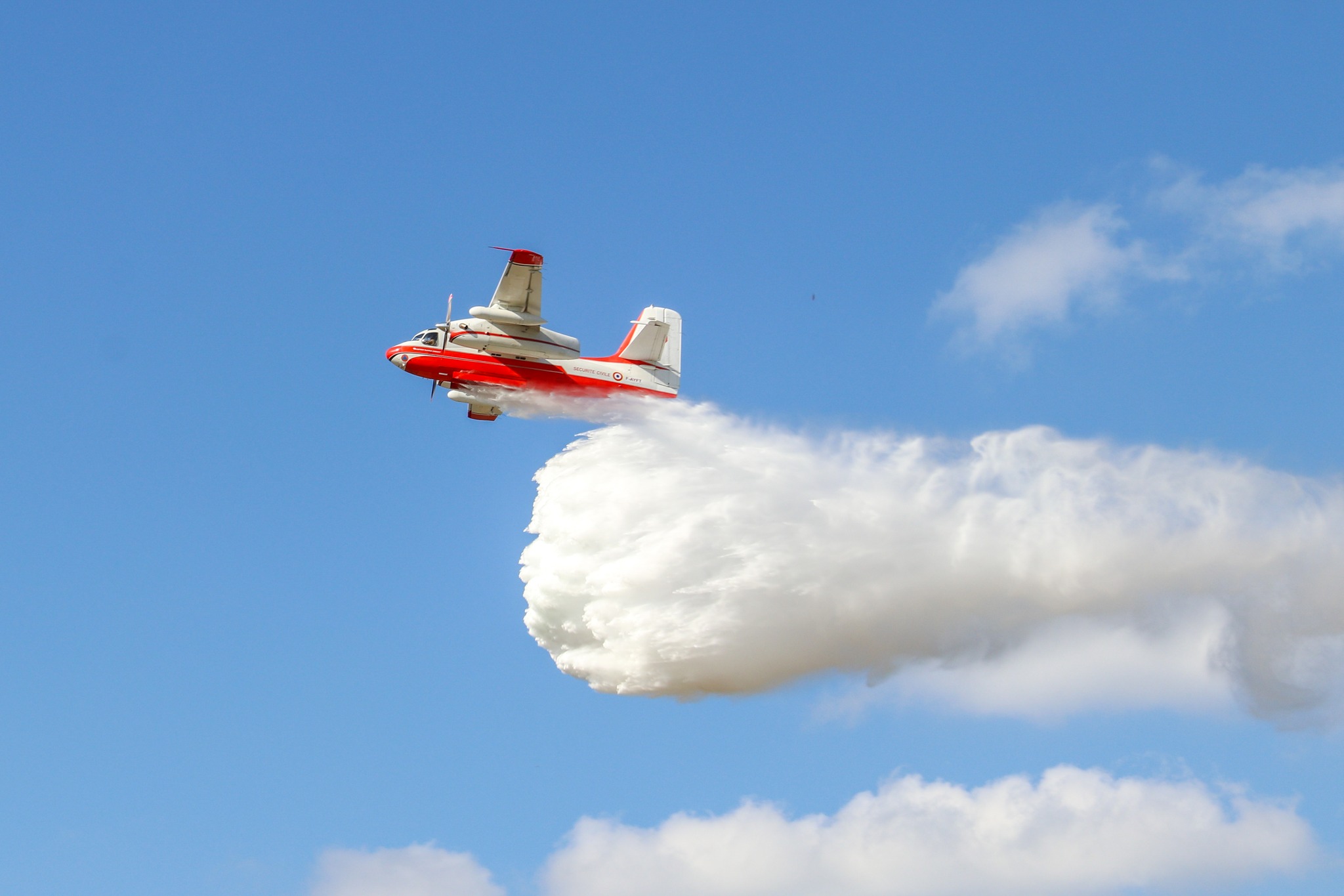 Avion de sécurité civile avec panache blanc