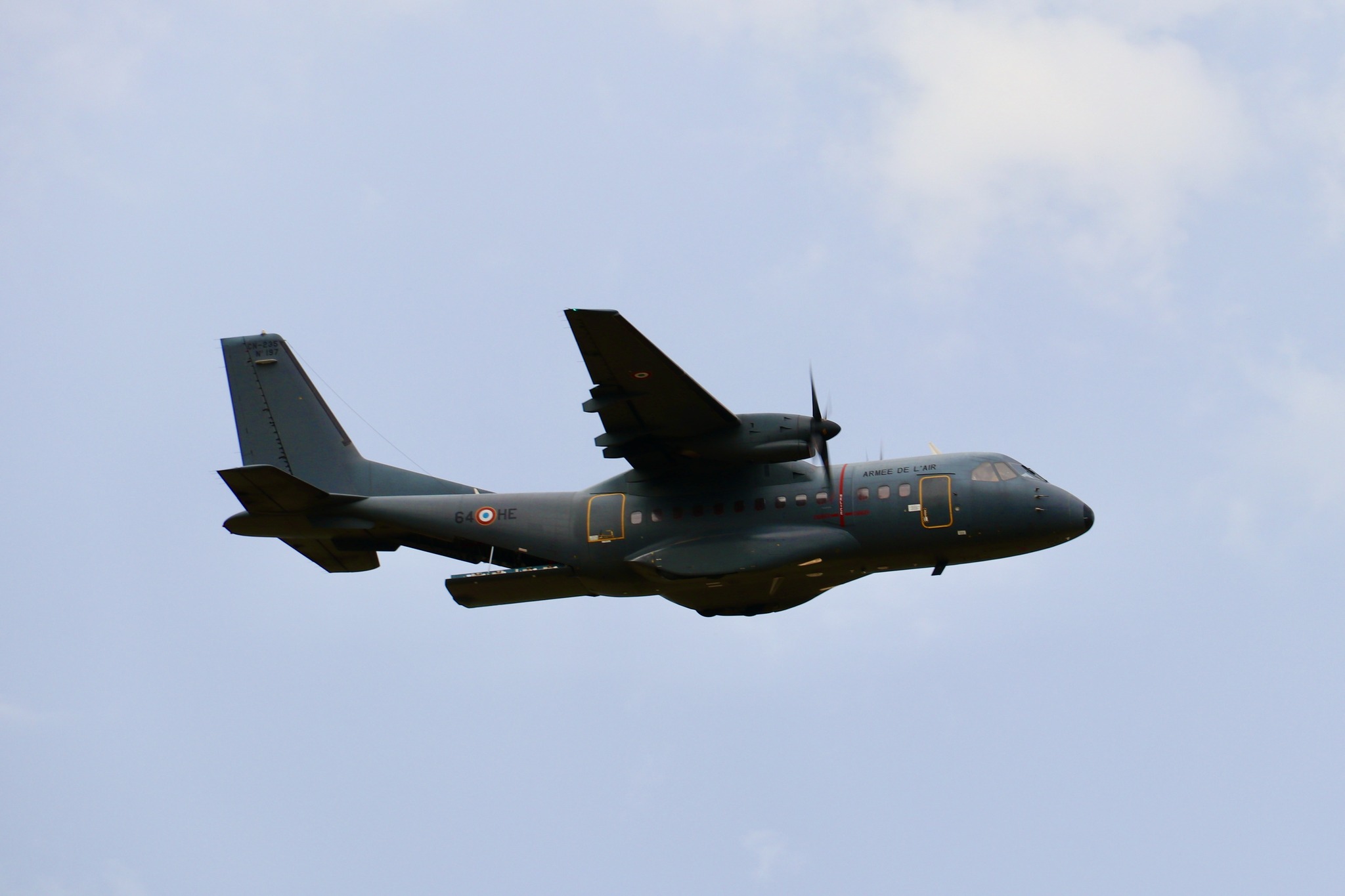 Avion militaire en démonstration