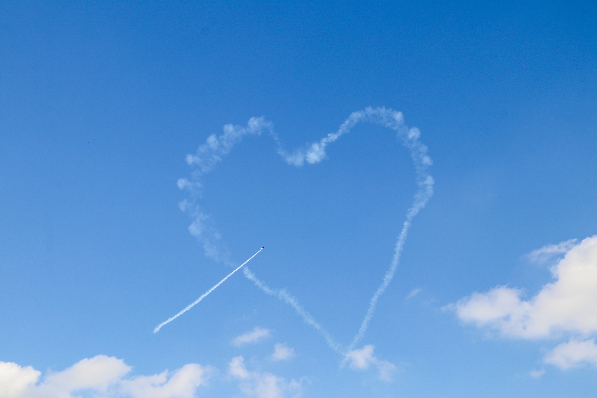 Coeur dessiné dans le ciel par un avion