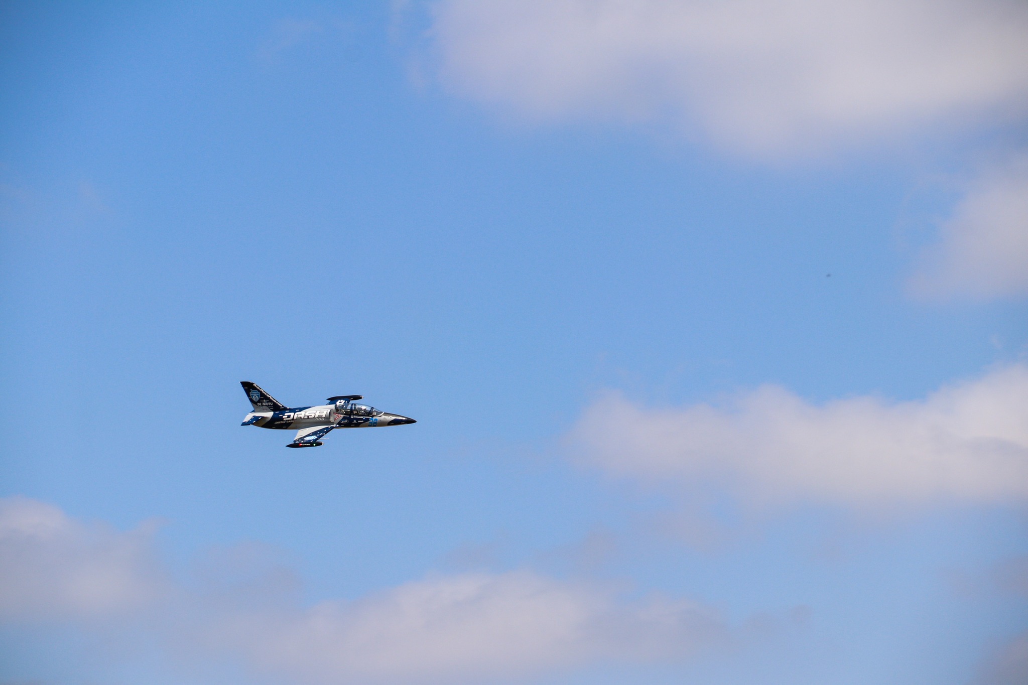 Avion d'entraînement en plein ciel