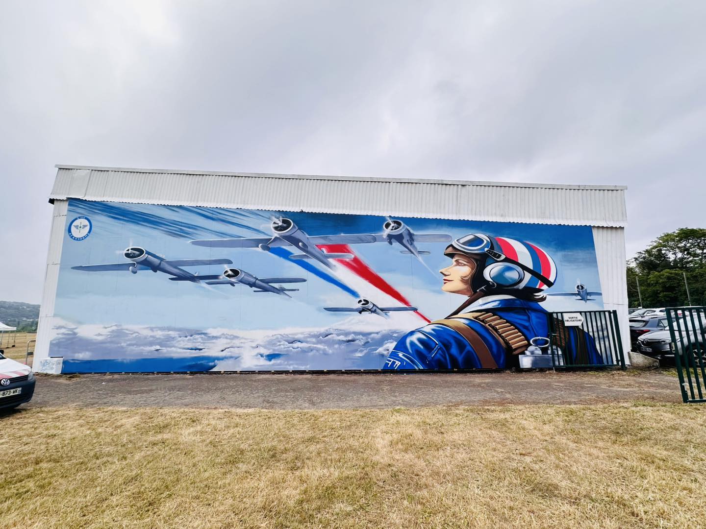 Murale aéronautique sur un hangar de l'aérodrome