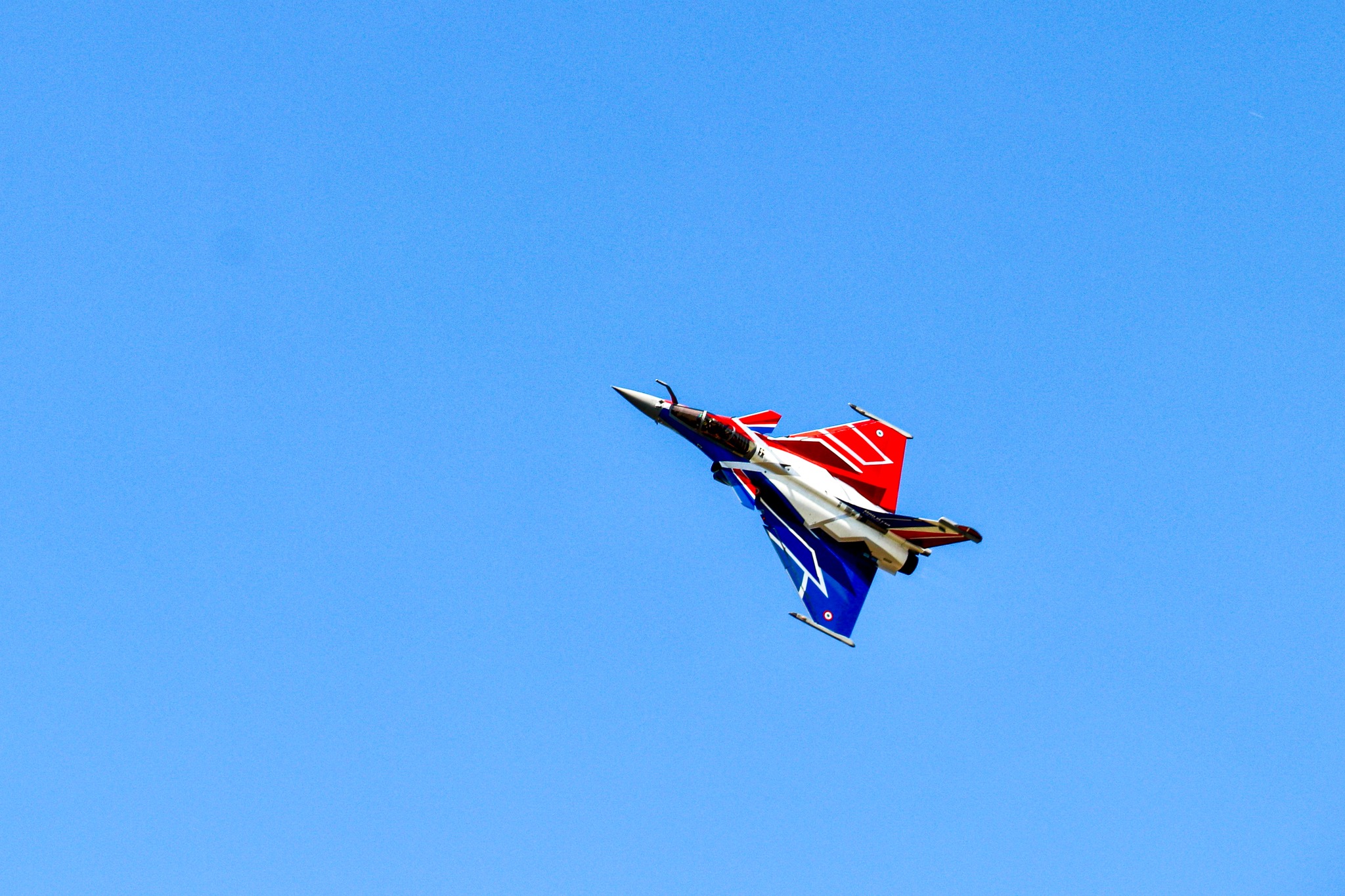 Avion de démonstration aux couleurs tricolores