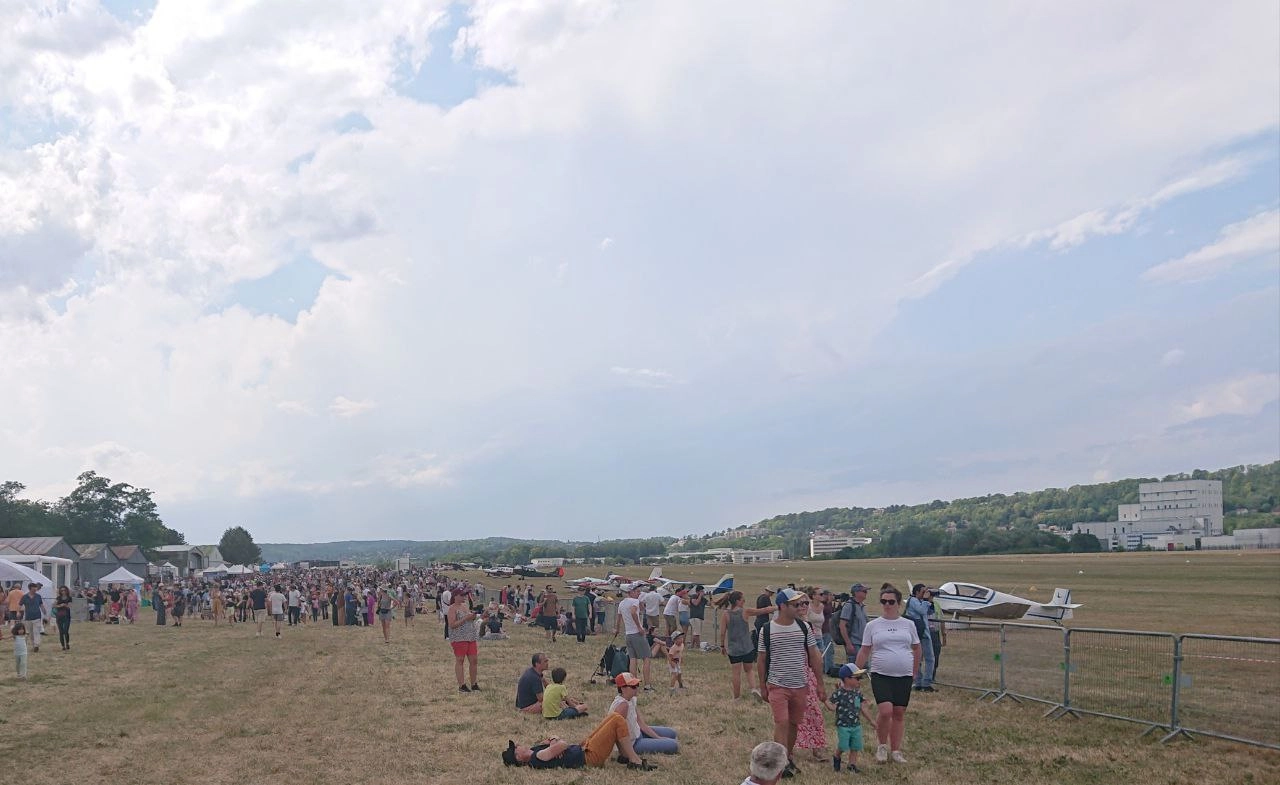 Public devant les avions pendant un événement