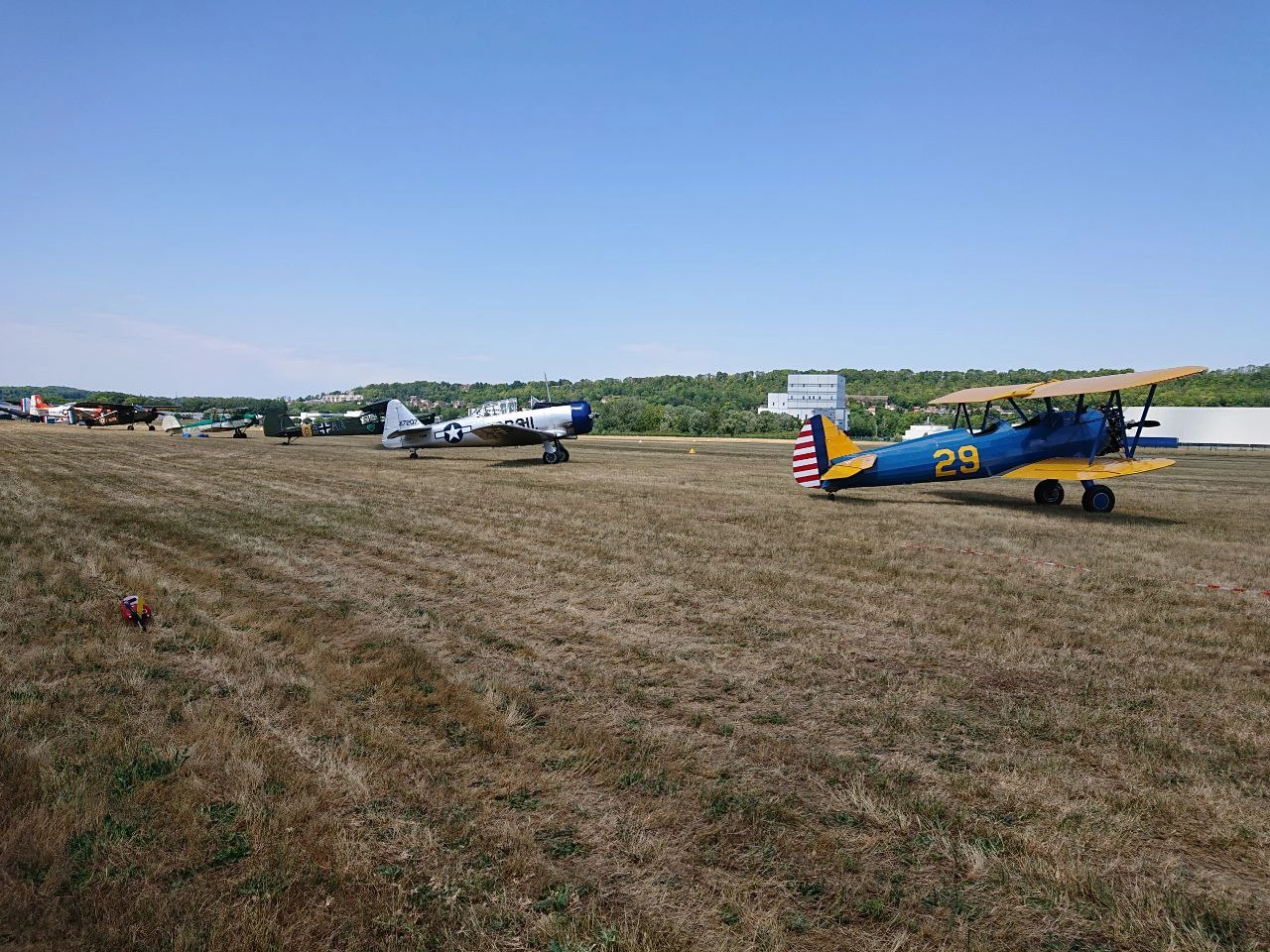 Avion ancien jaune et bleu sur le terrain