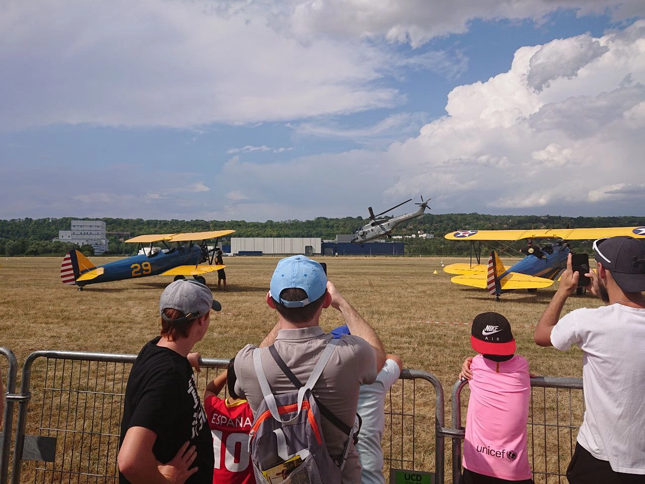 Avion et public lors de la Fête de l'Air